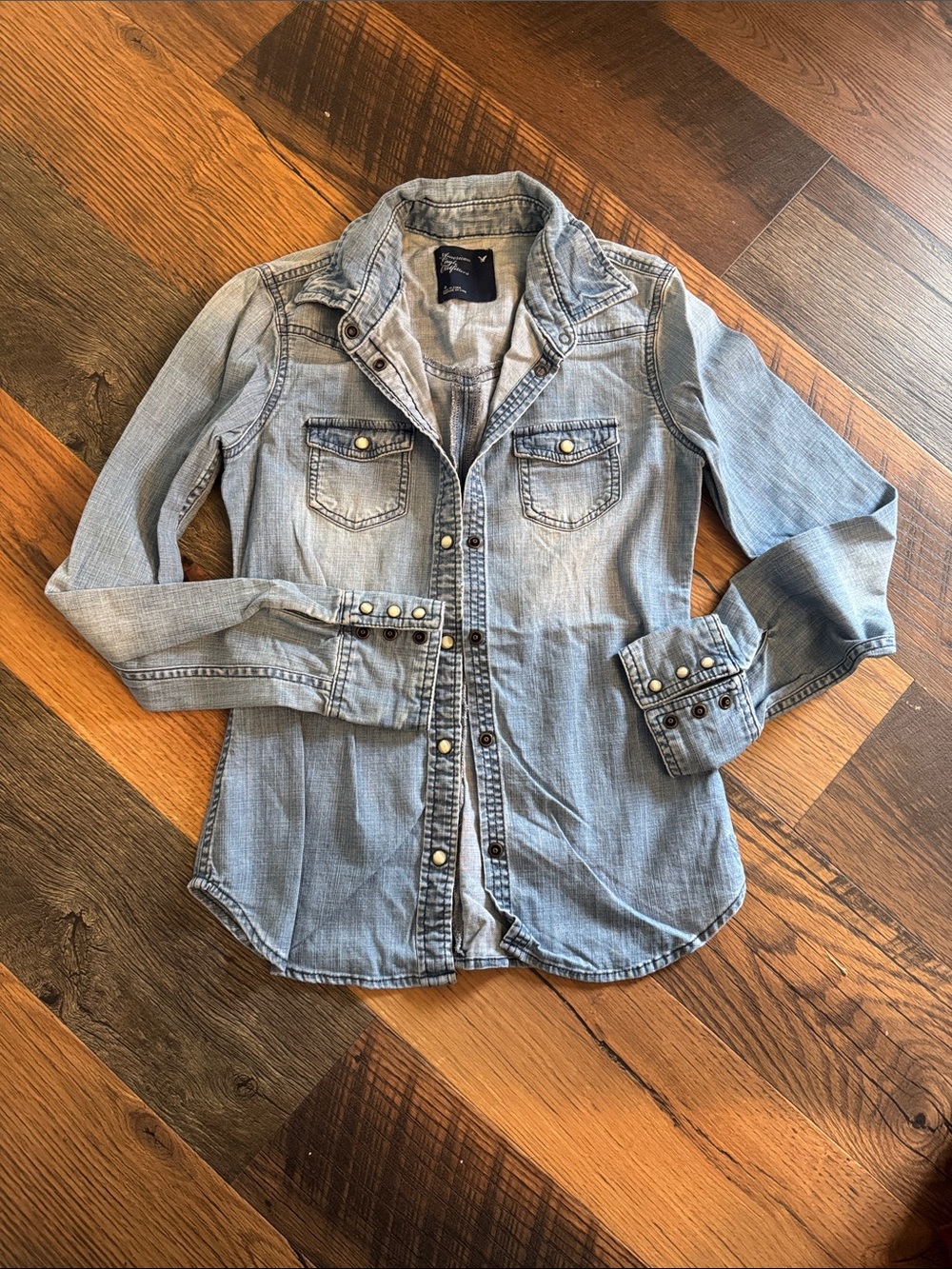 Y2K American Eagle Outfitters Women’s Chambray Pearl Snap Western Shirt